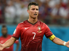 Cafe tối: Ronaldo đau đầu chống phù thủy