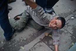 Clip: Trộm xe máy hung hãn đâm trọng thương công an