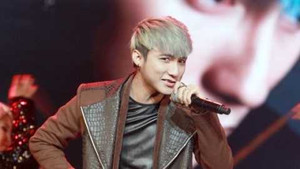 Clip: Sơn Tùng M-TP phô diễn khả năng hát live