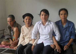 Gia cảnh nữ sinh lớp 9 chăm người mẹ điên