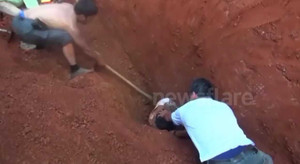 Clip: Giải cứu công nhân bị chôn vùi sâu 5 mét