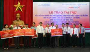 Trao 17 tỷ đồng cho người nghèo, cảnh sát biển