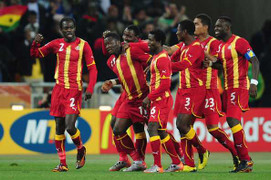 Chiến Ronaldo, Ghana đón máy bay chở tiền