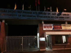 Bàng hoàng nam sinh nhảy lầu trường đại học tự tử