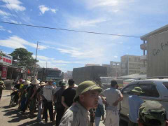 Nạn nhân bất tỉnh, người nhà vây hãm đòi 'xử' tài xế ô tô