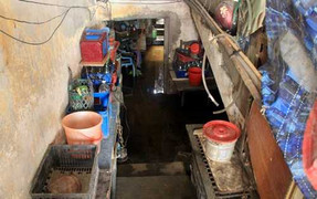 Cảnh khó tin giữa Thủ đô: Dân sống trong nước cống thối