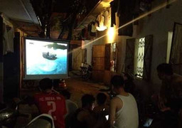 Xóm trọ sinh viên xem World cup bằng màn hình chiếu