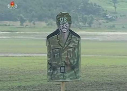 Video: Lính Triều Tiên xả AK vào bia đội mũ lính Mỹ