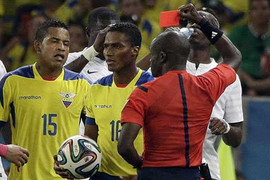 Valencia bị đuổi, Pháp chia điểm cùng Ecuador