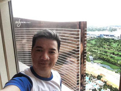 Mr. Đàm còng lưng giặt valy trong khách sạn xa hoa