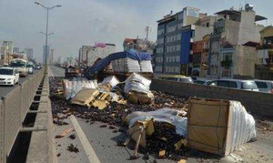 Hà Nội: Container 'làm xiếc' ở đường trên cao, ùn tắc gần 5km