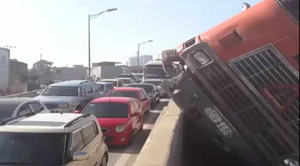 Clip: Tắc nghẽn lịch sử tại đường trên cao ở Hà Nội