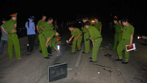 Xe máy đâm nhau, 4 thanh niên bị ô tô tải cán chết tại chỗ