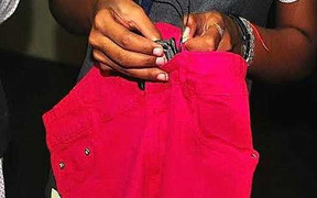 Phụ nữ Ấn Độ thiết kế quần bò chống hiếp dâm