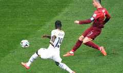 Clip: Ronaldo sút trúng xà ngang từ góc hẹp