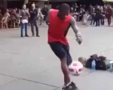 Trổ tài nhảy múa cực đỉnh với trái bóng tròn