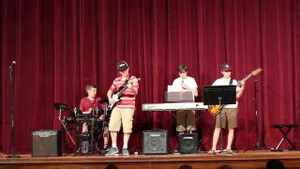 Sự cố bất ngờ khiến ban nhạc 'chết đứng'