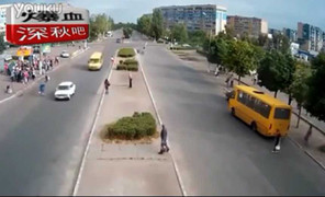 Rợn người qua đường bị ôtô hất văng lên không trung