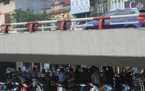 Cầu Chương Dương tạm dùng làm nơi giữ xe cho tuyến phố đi bộ