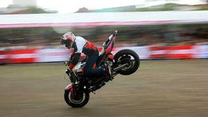 Biểu diễn mô tô hỏng vì mặt sân Quần Ngựa