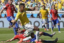 Clip: Tiền đạo Brazil sút trượt từ cự ly... 5m