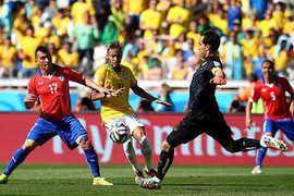 Clip: Neymar đánh đầu cận thành, bị thủ môn Chile khuất phục