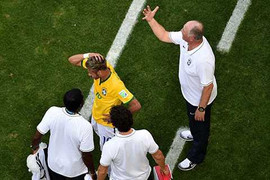 Clip: Neymar đánh đầu chệch cột dọc trong gang tấc