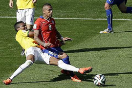Clip: Brazil suýt chút nữa bị Chile vượt lên