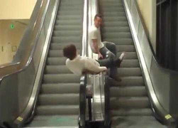 Những trò nghịch dại với thang cuốn quái gở nhất