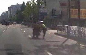 Clip: CSGT bị xe vi phạm kéo lê trên đường