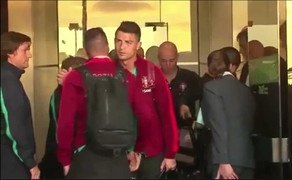Clip: Ronaldo buồn bã trở về từ World Cup