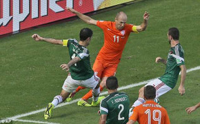 Tin sáng 30/6: Robben lần đầu xin lỗi vì ăn vạ
