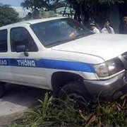 Lạng lách chặn đầu, ném vỡ cửa kính xe CSGT