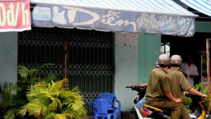 Phá cửa cứu người đàn ông trên vũng máu