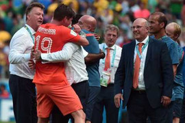 Van Gaal khoe tài xứng Man Utd, Hà Lan lộ vũ khí bí mật