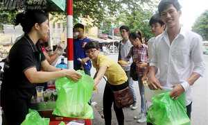 Hà Nội: Phát 2.000 suất cơm miễn phí cho sĩ tử