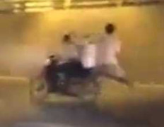 Clip: Nhảy từ taxi xuống đánh vào đầu người đi xe máy