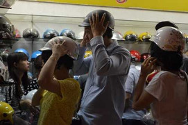 Sợ bị phạt, dân Hà Nội đổ xô mua mũ bảo hiểm 'xịn' trong đêm