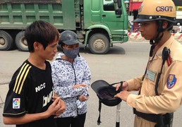 Ngày đầu xử phạt mũ bảo hiểm rởm: Dân 'tá hỏa' không nắm được luật