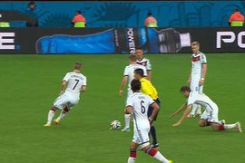 Clip: Màn phối hợp siêu hài hước của Muller và ĐT Đức