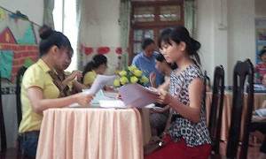 Phụ huynh chờ phát hồ sơ vào mầm non từ 4h sáng