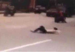 Clip: Nam thanh niên đứng giữa đường liên tục lao đầu vào ôtô