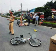 CSGT đuổi người vi phạm, tông hai em nhỏ trọng thương?