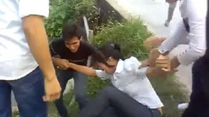 Clip: Tụ tập la hét, ném bạn gái xuống mương