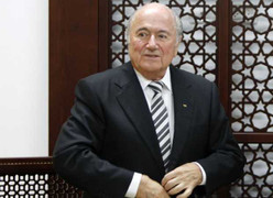 Chủ tịch FIFA đổi giọng, vỗ về Luis Suarez