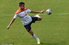 Tin sáng 3/7: Van Persie chấn thương, dễ lỡ tứ kết