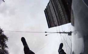 Clip: Dừng đèn đỏ bị ôtô húc tung lên trời