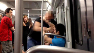 Thanh niên Trung Quốc bị đánh bầm dập, đá khỏi tàu điện ngầm ở Tây Ban Nha