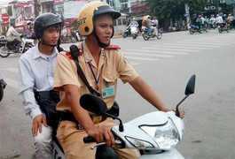 CSGT làm 'xe ôm' chở sĩ tử bị lạc đến trường thi Đại học