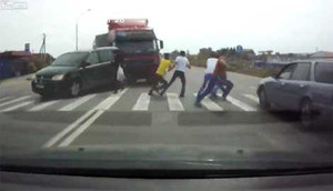 Clip: Kinh hoàng xe tải 'điên' càn quét đám người đi bộ